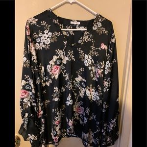 Flirty blouse with bell sleeve